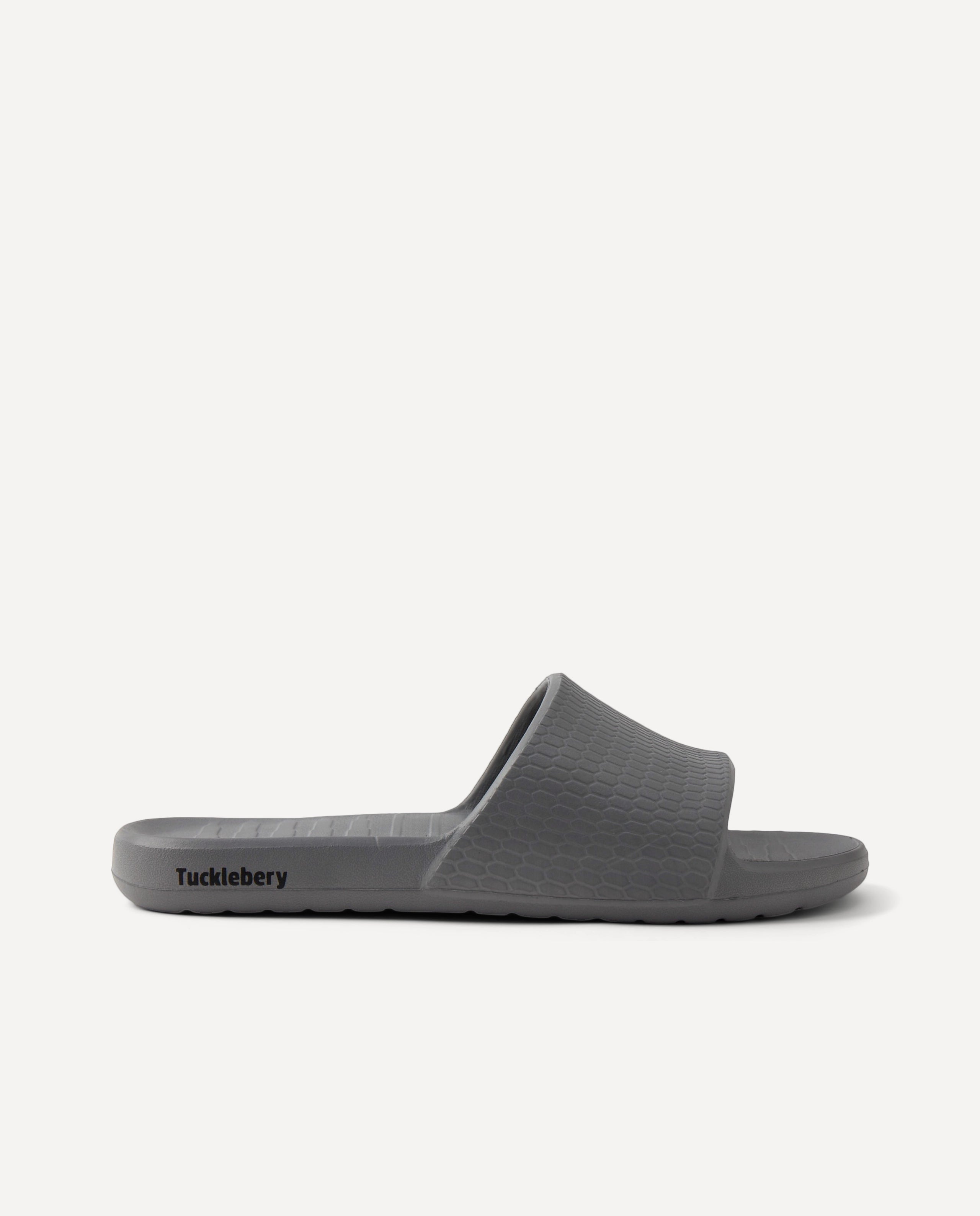 Tucklebery Sundale koleksiyonundan Space Grey (Uzay Grisi Rengi) terliklerin yan açıdan görünümü.